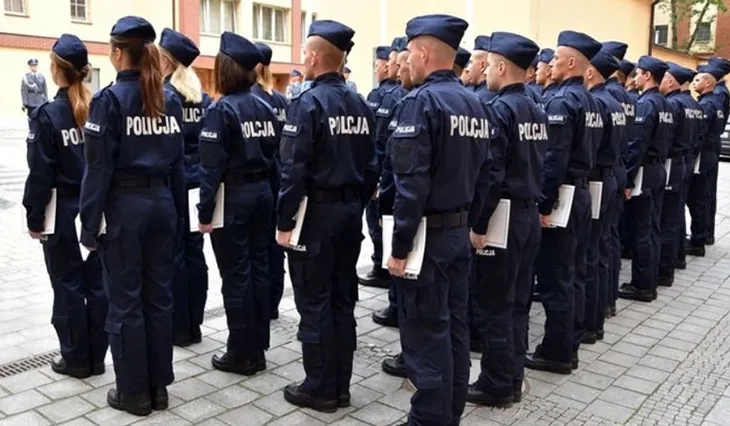 Zdjęcie Faktyczna wysokość mundurówki w policji - wszystko o dodatkach dla służb