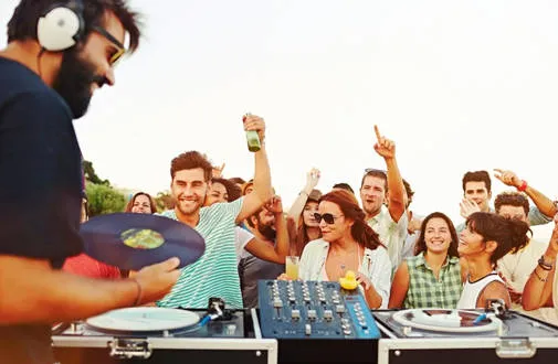 Zdjęcie DJ na 40. urodziny: Cennik, usługi i jak wybrać najlepszego?