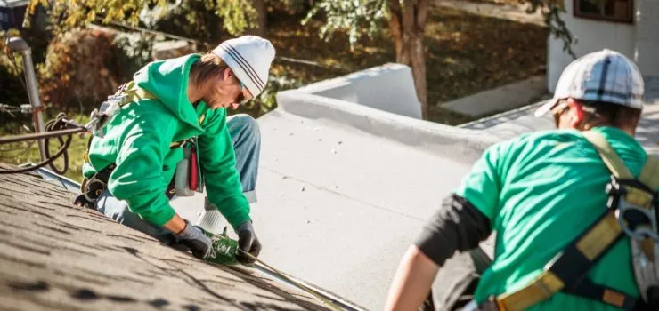 Zdjęcie Na czym polega praca dekarza? Kluczowe umiejętności i zadania