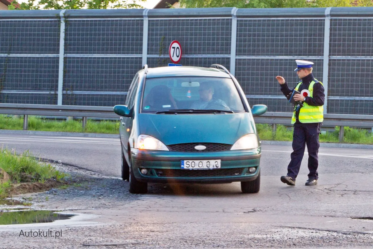 Zdjęcie Czy policjant może zatrzymać prawo jazdy? Sprawdź, kiedy to możliwe i co robić