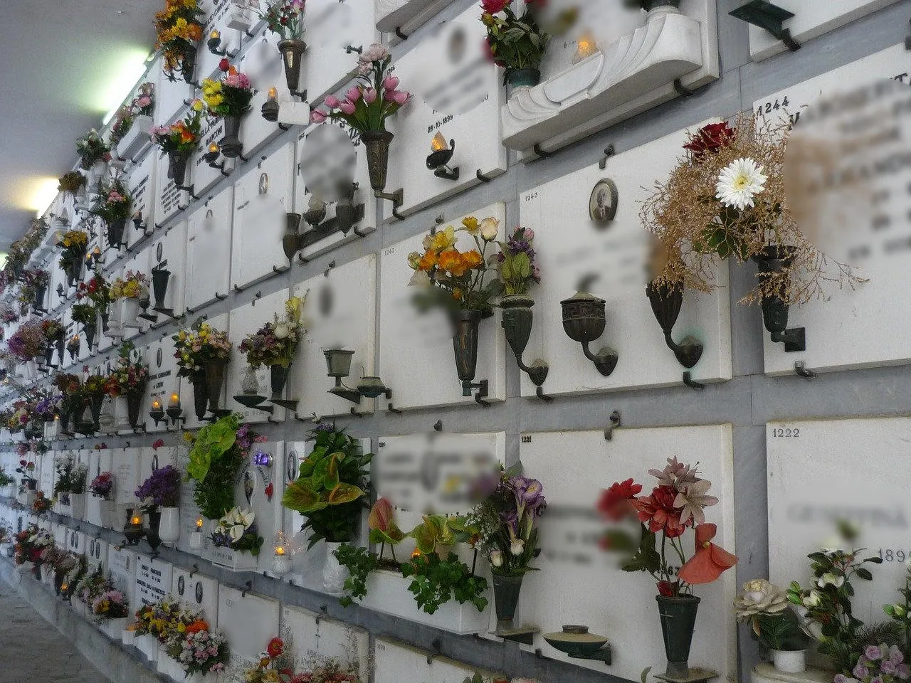 Zdjęcie Jak się nazywa ściana na urny - poznaj znaczenie kolumbarium