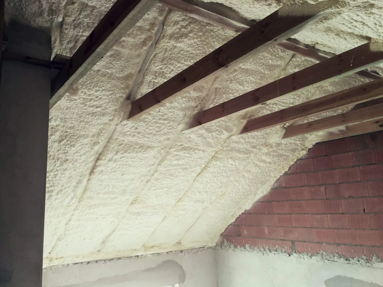 Zdjęcie Kiedy ocieplać poddasze pianką, aby uniknąć błędów i strat?