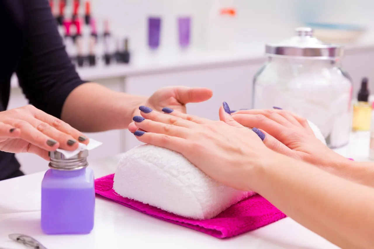 Zdjęcie Jak wybrać idealny zestaw do manicure hybrydowego - porównanie