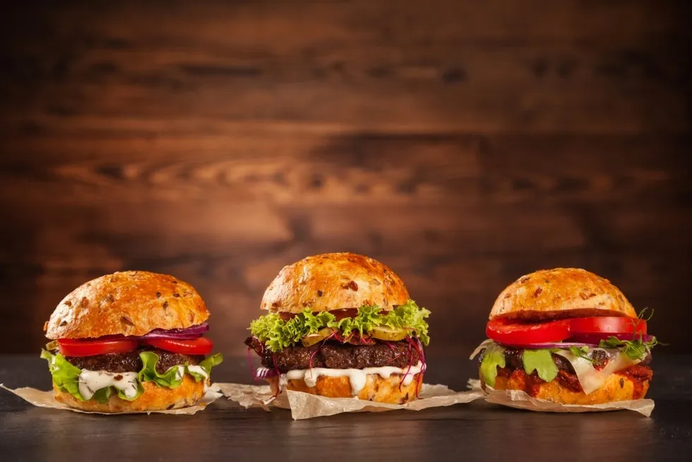 Zdjęcie Ile waży hamburger? Odkryj zaskakujące różnice w wagach!