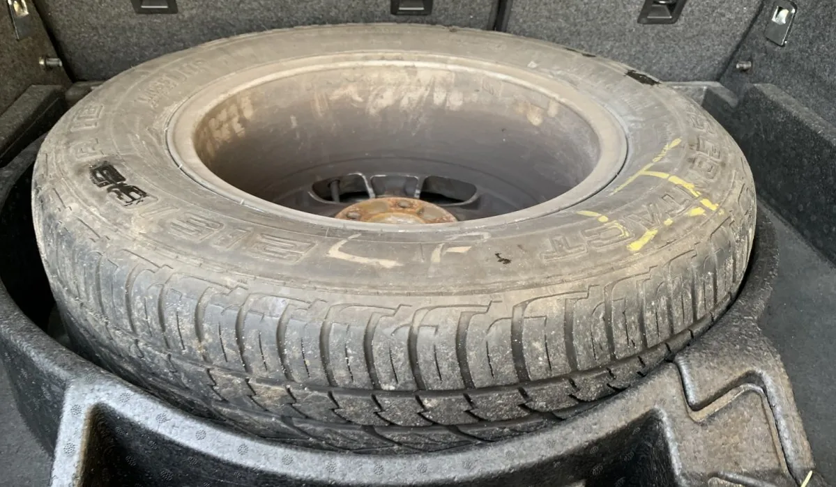 Zdjęcie Gdzie dokładnie jest koło zapasowe w BMW X3? Sprawdź, by uniknąć problemów!