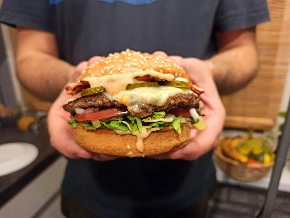 Zdjęcie Ile piec hamburgery w piekarniku, aby były soczyste i chrupiące?