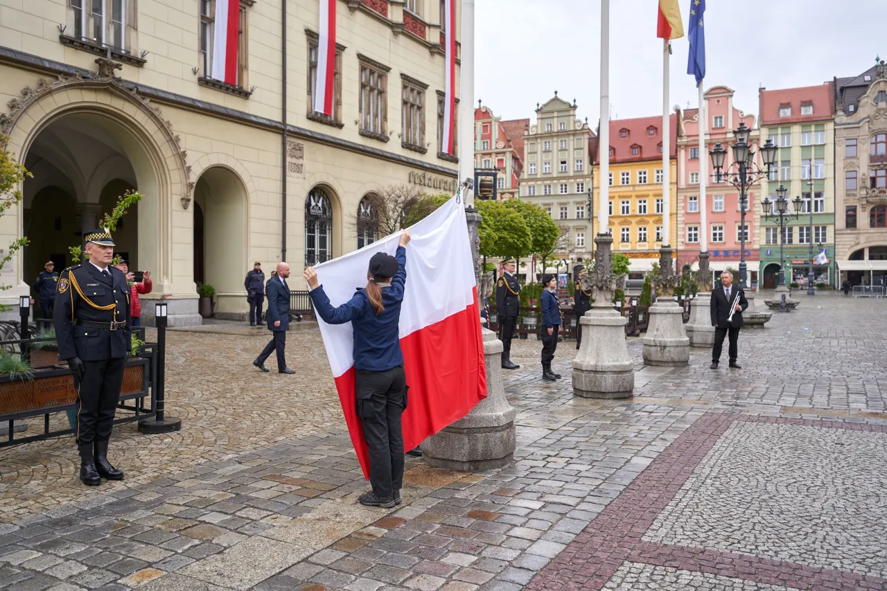 Zdjęcie Jak powiesić flagę na balkonie - proste kroki, które musisz znać