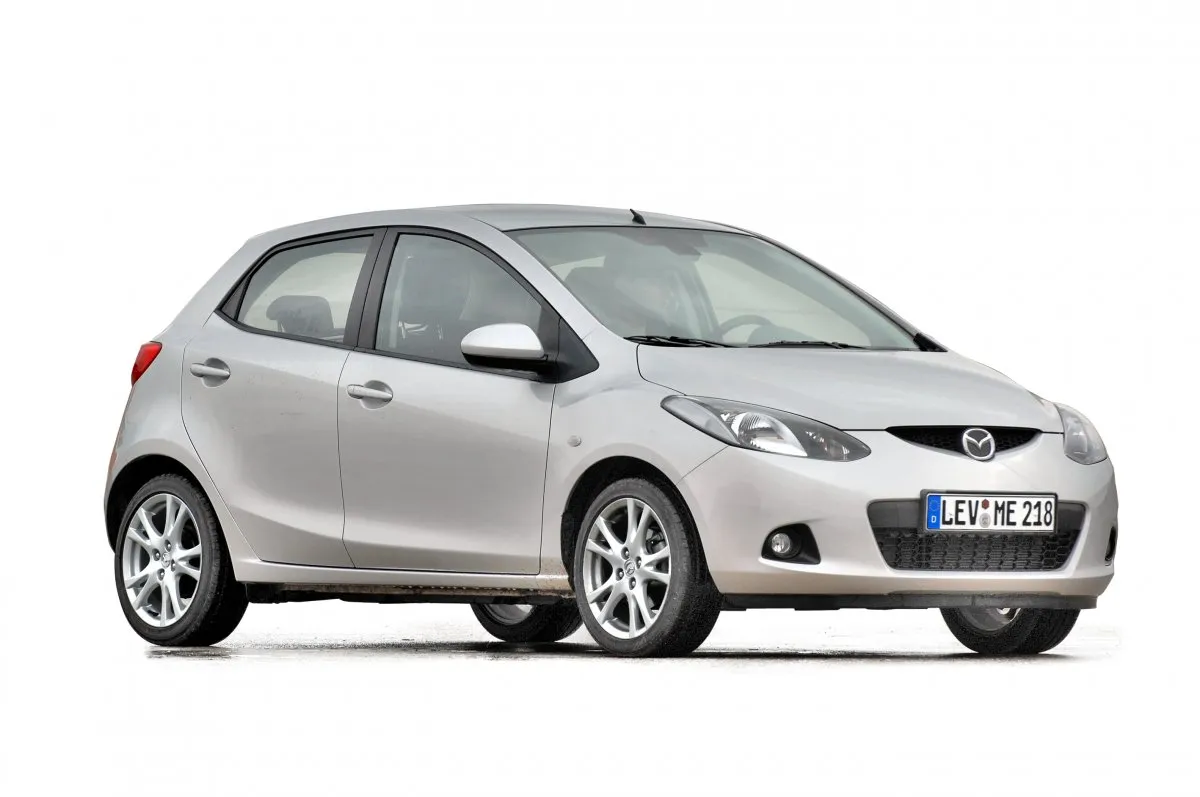Zdjęcie Pojemność baku w Mazda 2 – co musisz wiedzieć o paliwie?