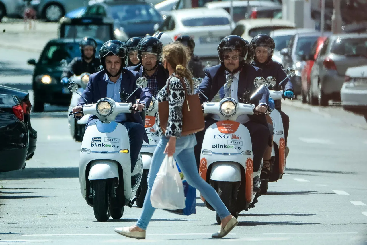 Zdjęcie Czy motorowerem można jeździć po ścieżce rowerowej - poznaj przepisy i kary
