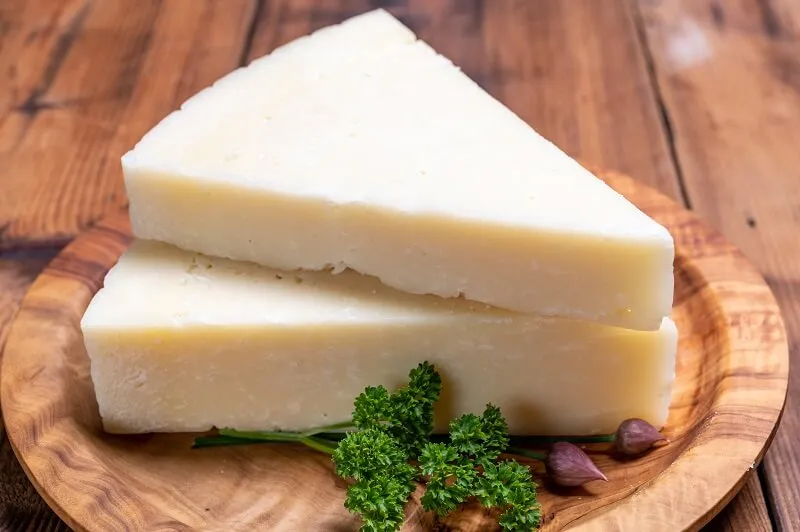 Zdjęcie Czy parmezan można zastąpić grana padano? Odkryj różnice i smaki
