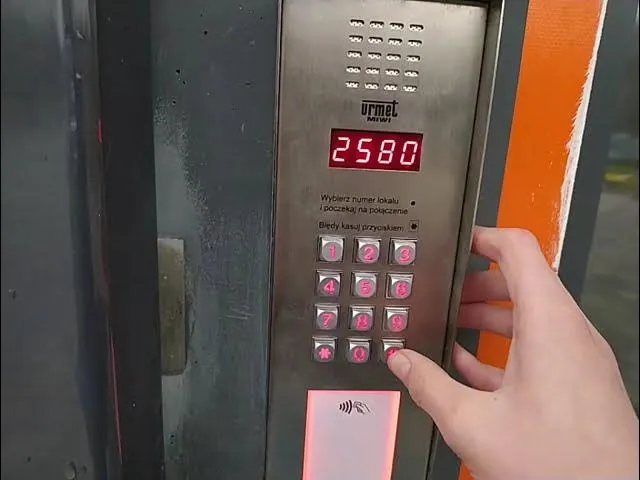 Zdjęcie Ile kosztuje zmiana kodu w domofonie? Nie przepłacaj za usługi!