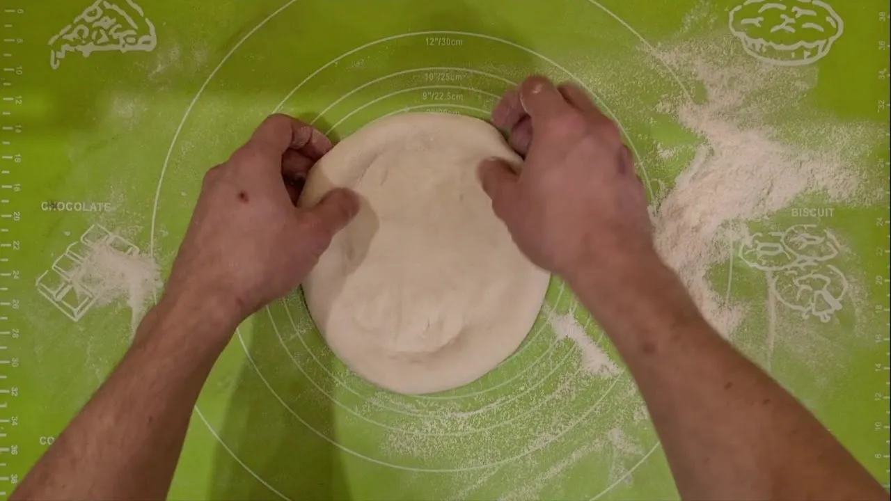 Zdjęcie Jak uformować pizzę: proste techniki dla idealnego ciasta