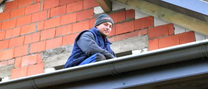 doświadczony dekarz na dachu