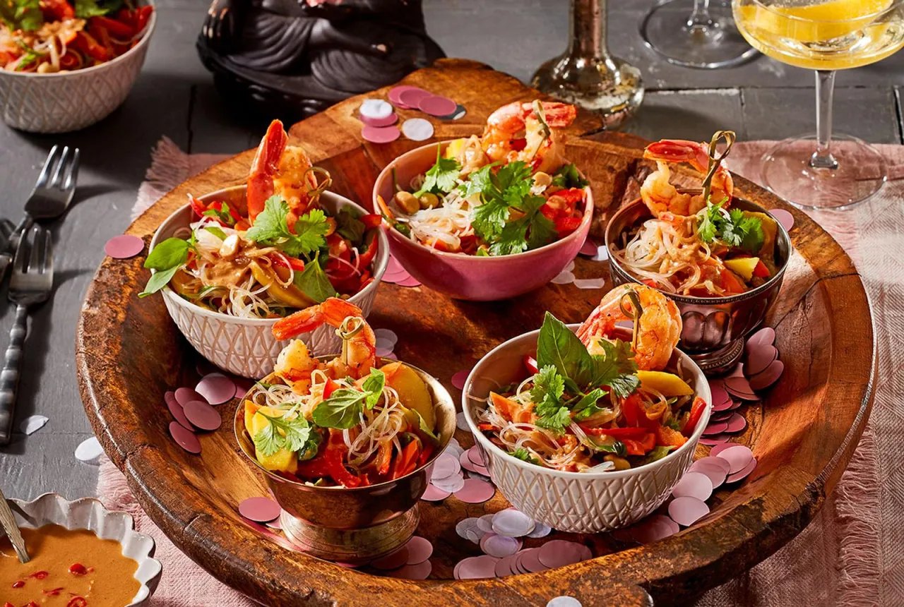 farbenfroher asiatischer Glasnudelsalat mit Shrimps Mango und Koriander