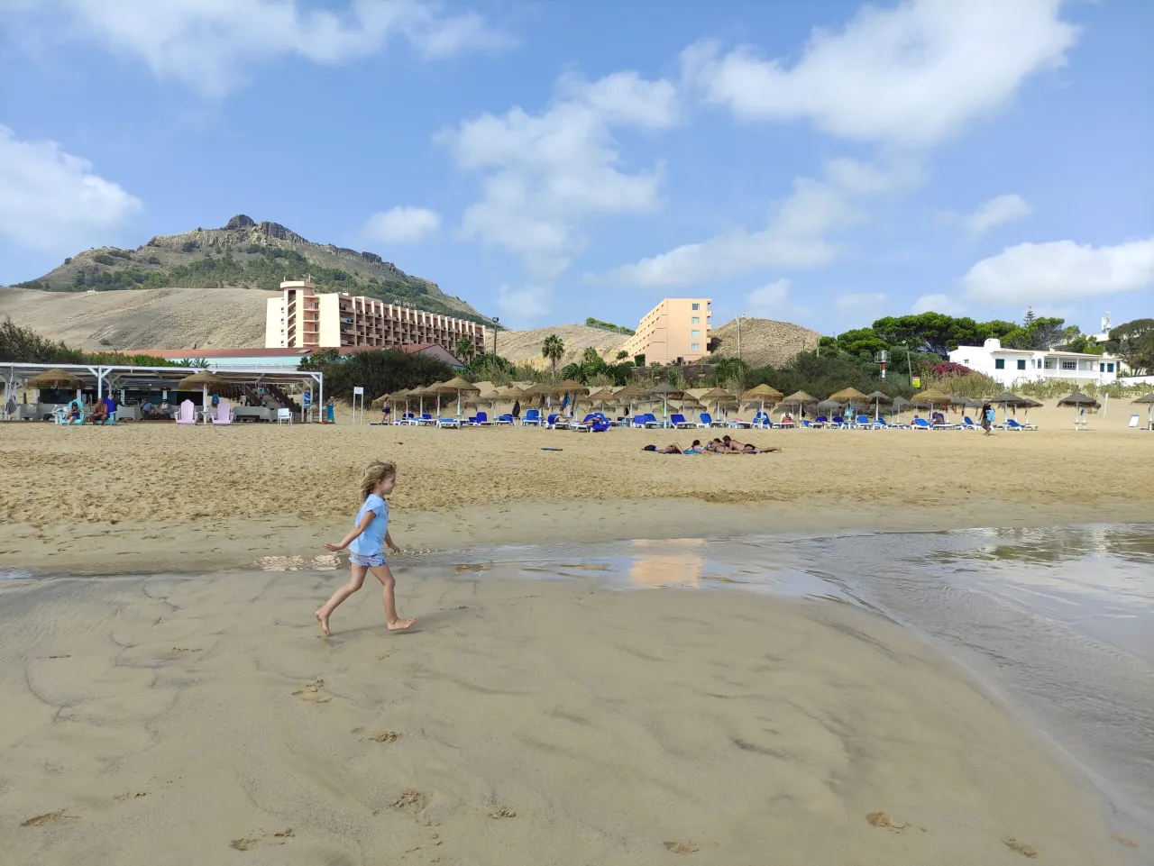 Rodziny z dziećmi na piaszczystej plaży w Calhecie na Maderze