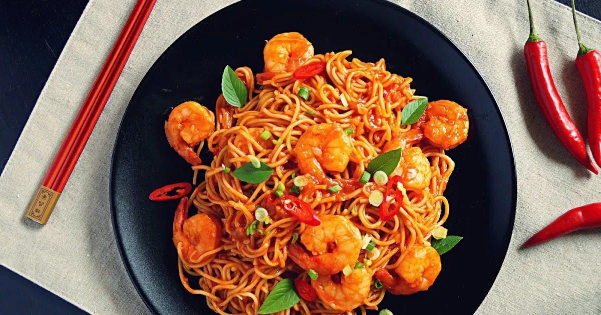 spaghetti krewetki sos pomidorowy śmietanowy azjatycki