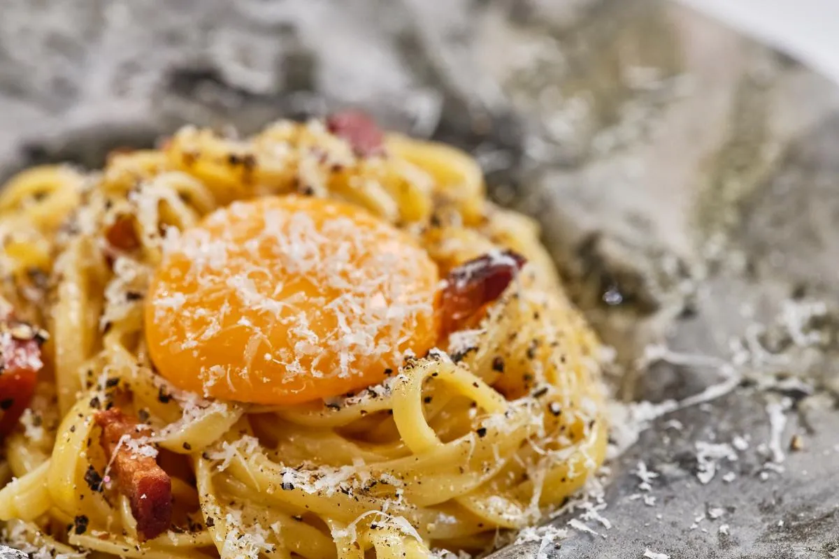 Ingredientes aut&eacute;nticos pasta carbonara guanciale pecorino huevos pimienta