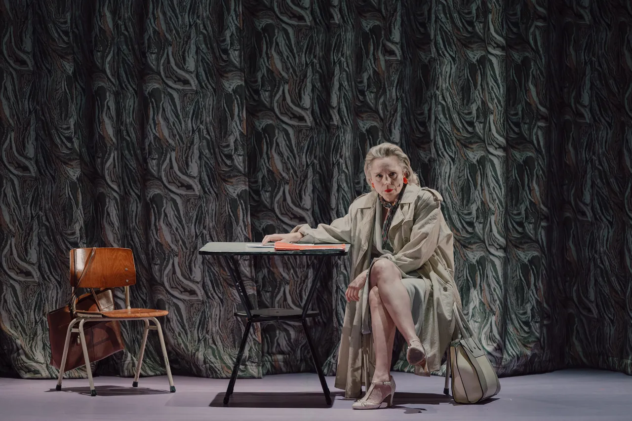 Kobieta zamyślona, czująca się osamotniona i zagubiona w nowym mieście