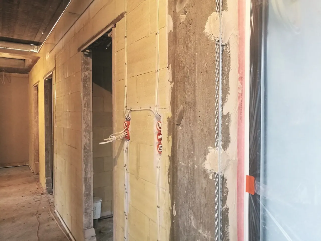 tynki wewnętrzne na beton komórkowy porównanie