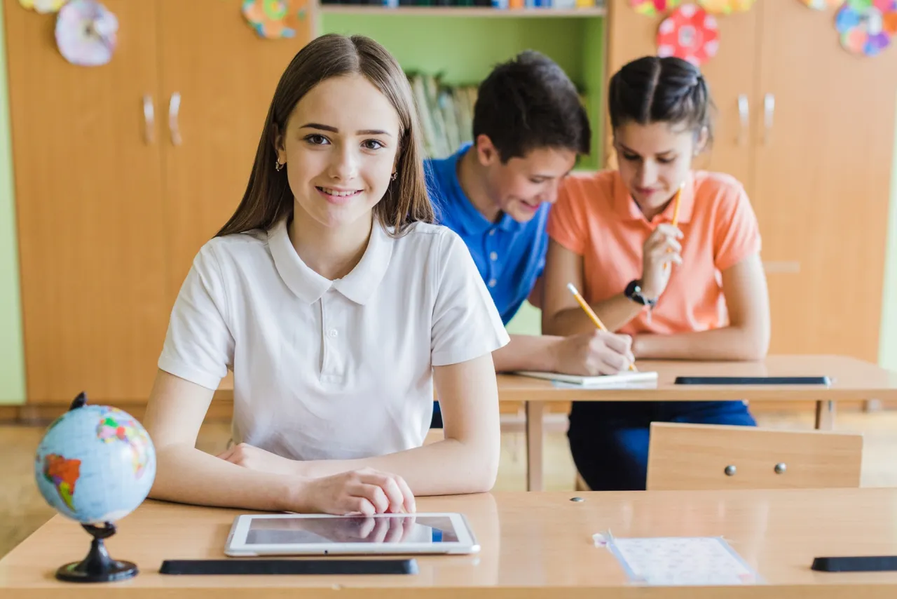 nowoczesna edukacja vs tradycyjna, dynamiczna klasa