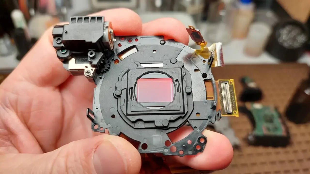 Delikatny mechanizm aparatu z widoczną matrycą. Zastanawiasz się, czy czyszczenie matrycy aparatu domowym sposobem jest bezpieczne?