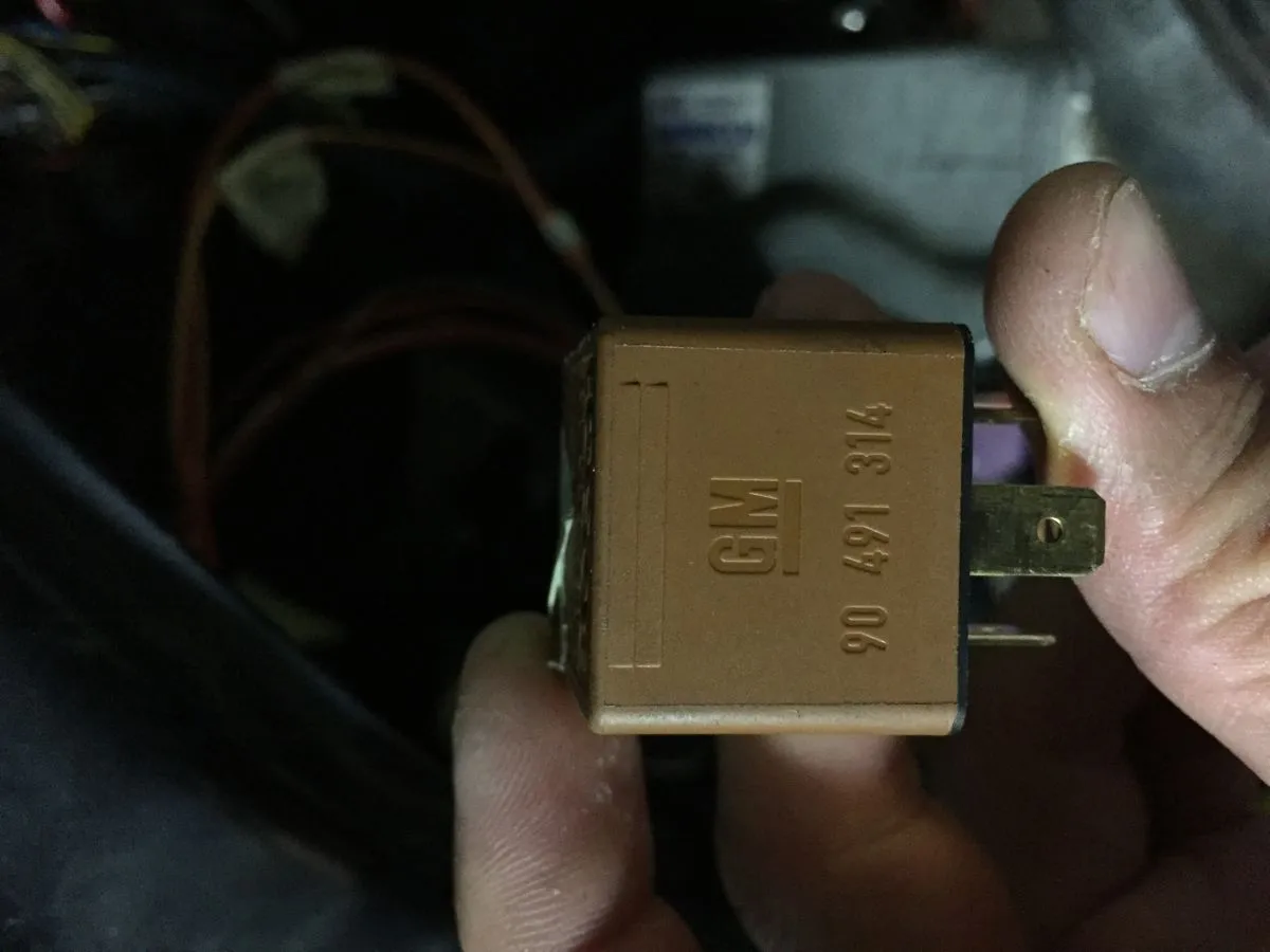 przekaźnik wentylatora chłodnicy w komorze silnika