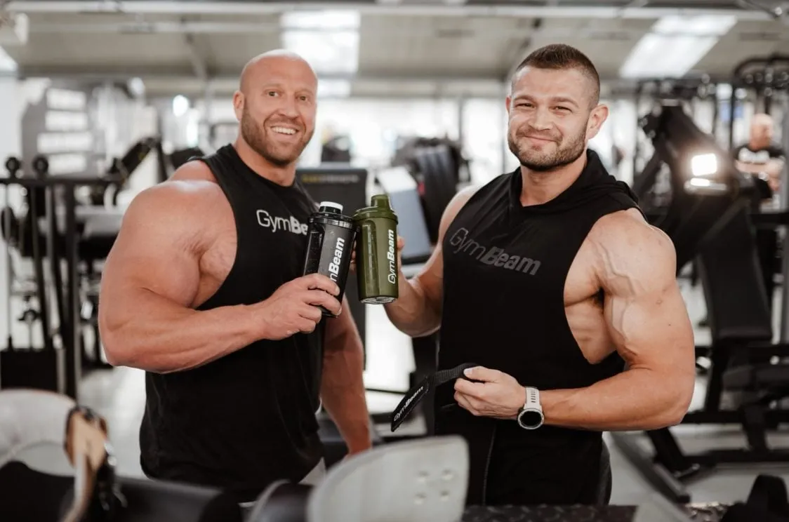 osoba pijąca szejka proteinowego, siłownia, trening