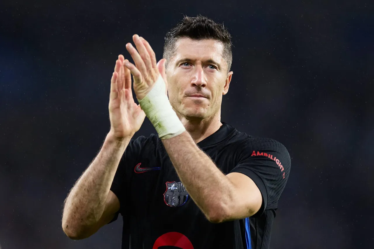 Robert Lewandowski, czołowy napastnik, który często prowadzi w klasyfikacji strzelców Ligi Mistrzów, klaszcze w dłonie.