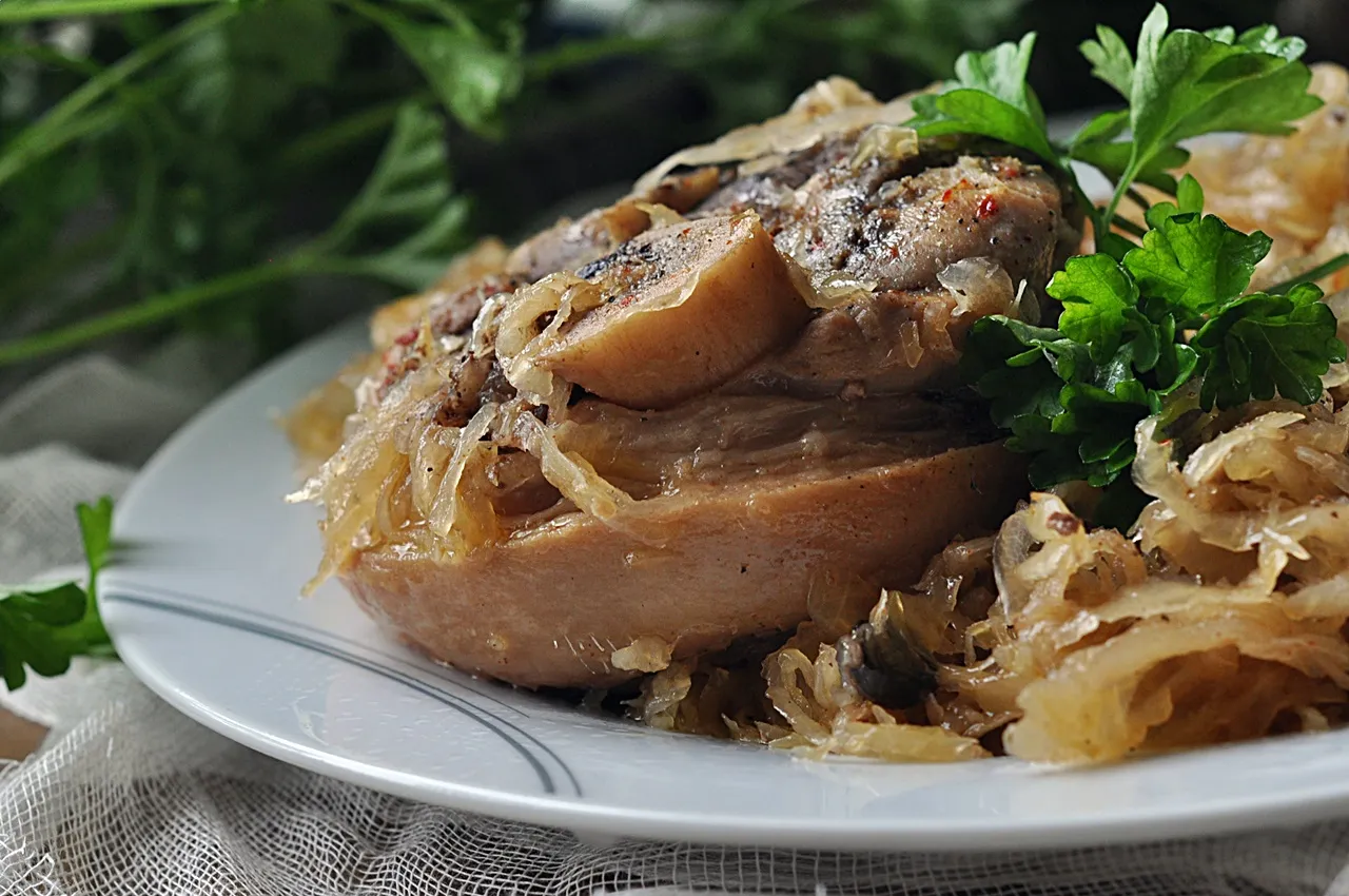 gotowana golonka z kapustą i chrzanem