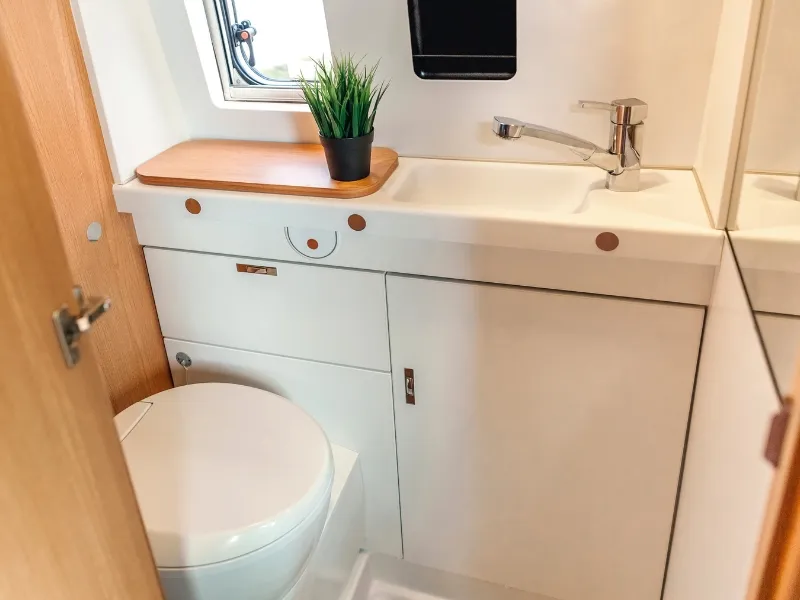 łazienka w kamperze kompaktowa