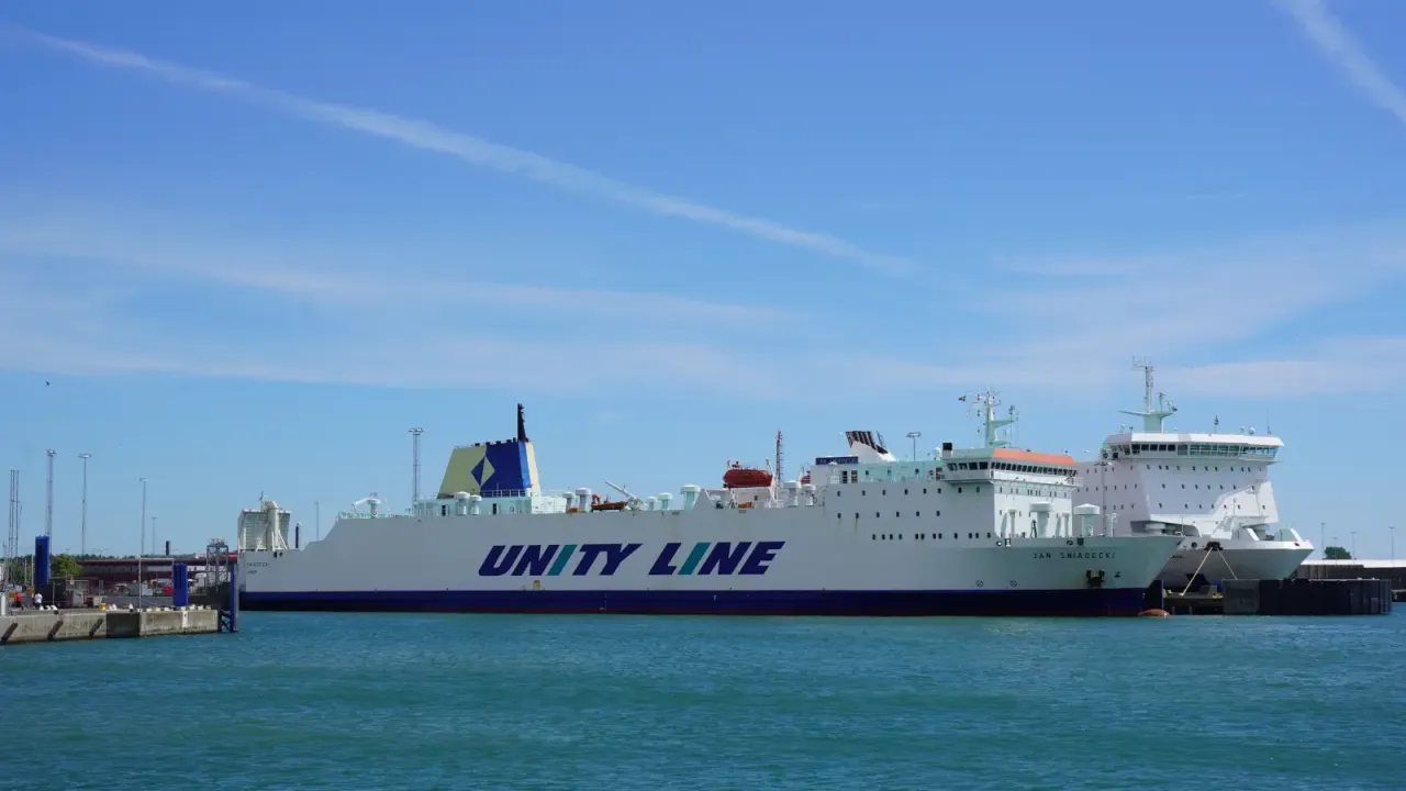 Dwa promy Unity Line, w tym