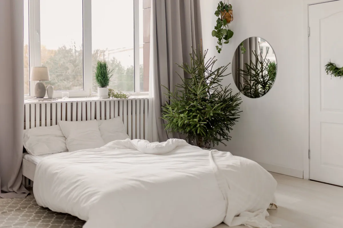 Sypialnia białe meble jasne ściany