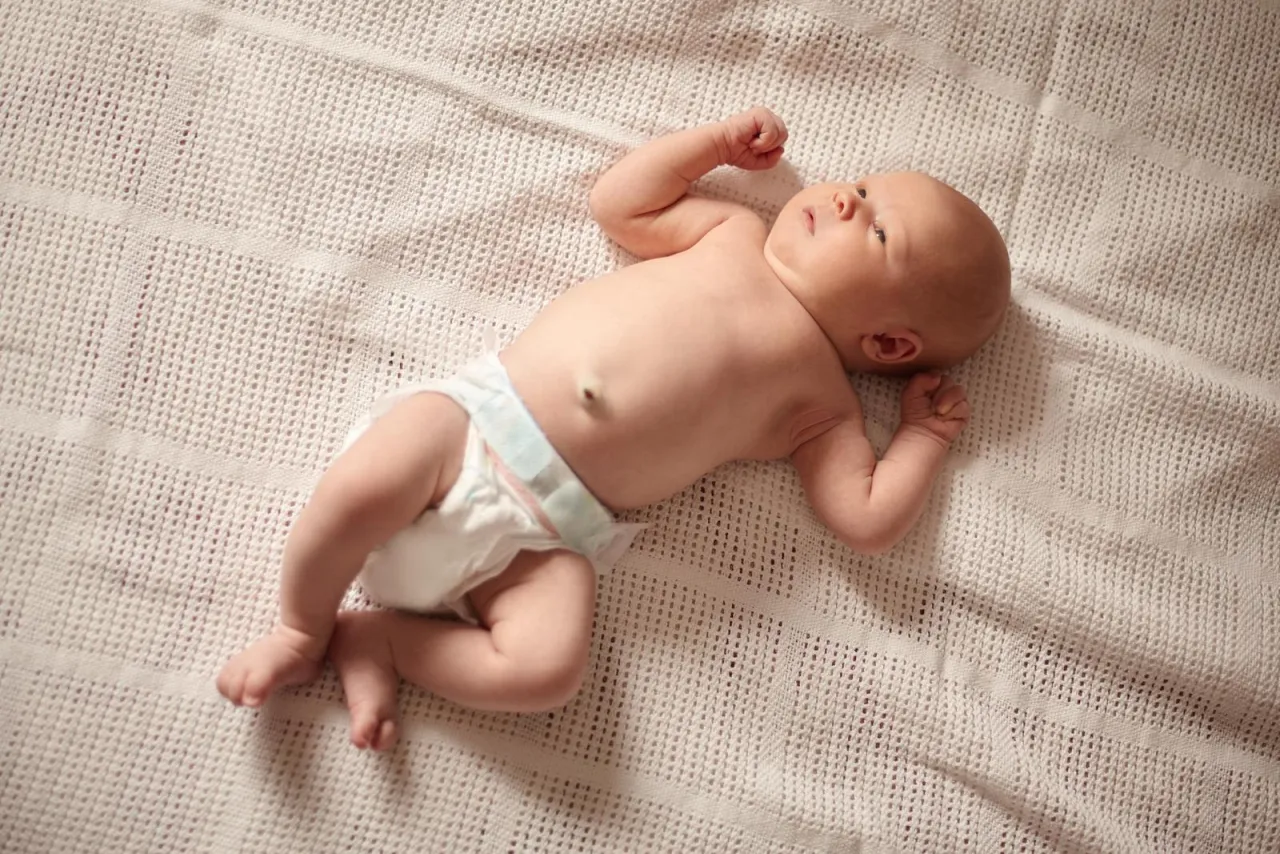 Rodzic pobierający mocz niemowlaka do badania