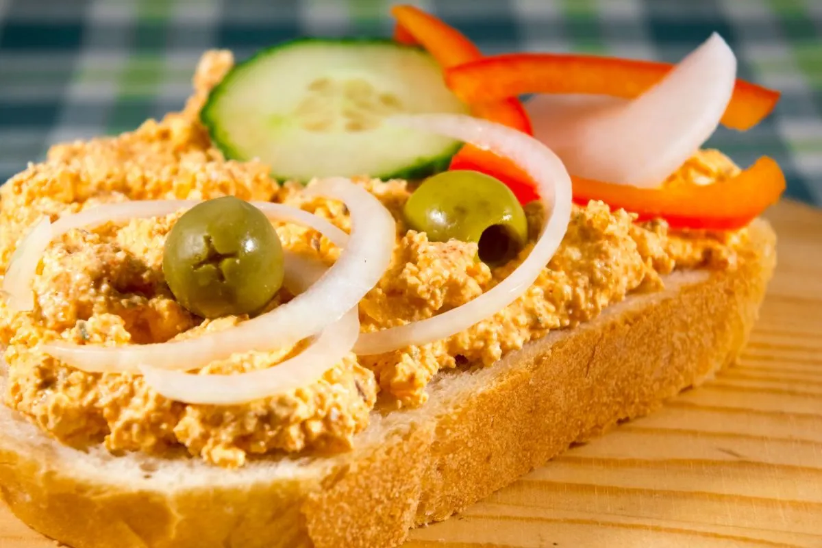 Liptauer na stole z warzywami i pieczywem