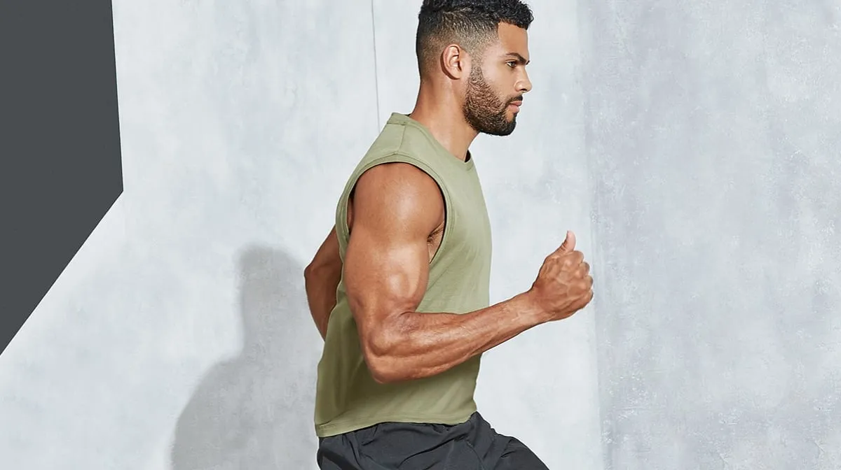 osoba wykonująca trening interwałowy w domu