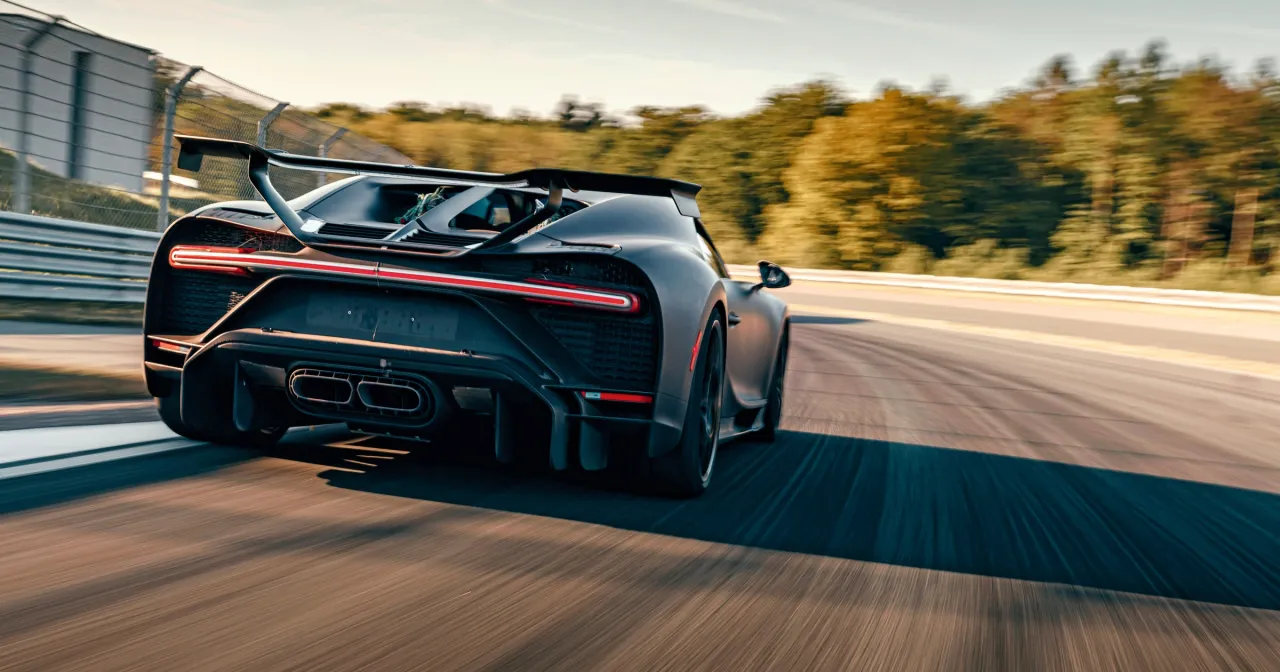 Bugatti Chiron Pur Sport na torze wyścigowym