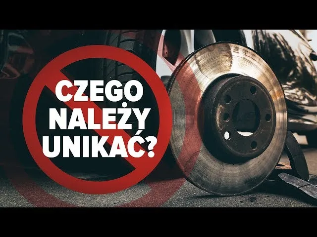 przegrzane hamulce samochodu dymiące tarcze