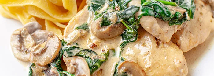 polędwiczki drobiowe w sosie śmietanowym z pieczarkami szpinakiem