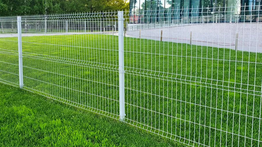 Przykładowe ogrodzenia panelowe z podmurówką i bez