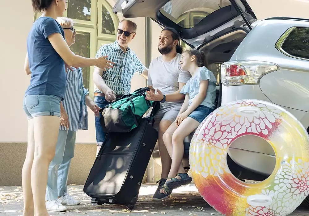 rodzina pakująca samochód na wakacje