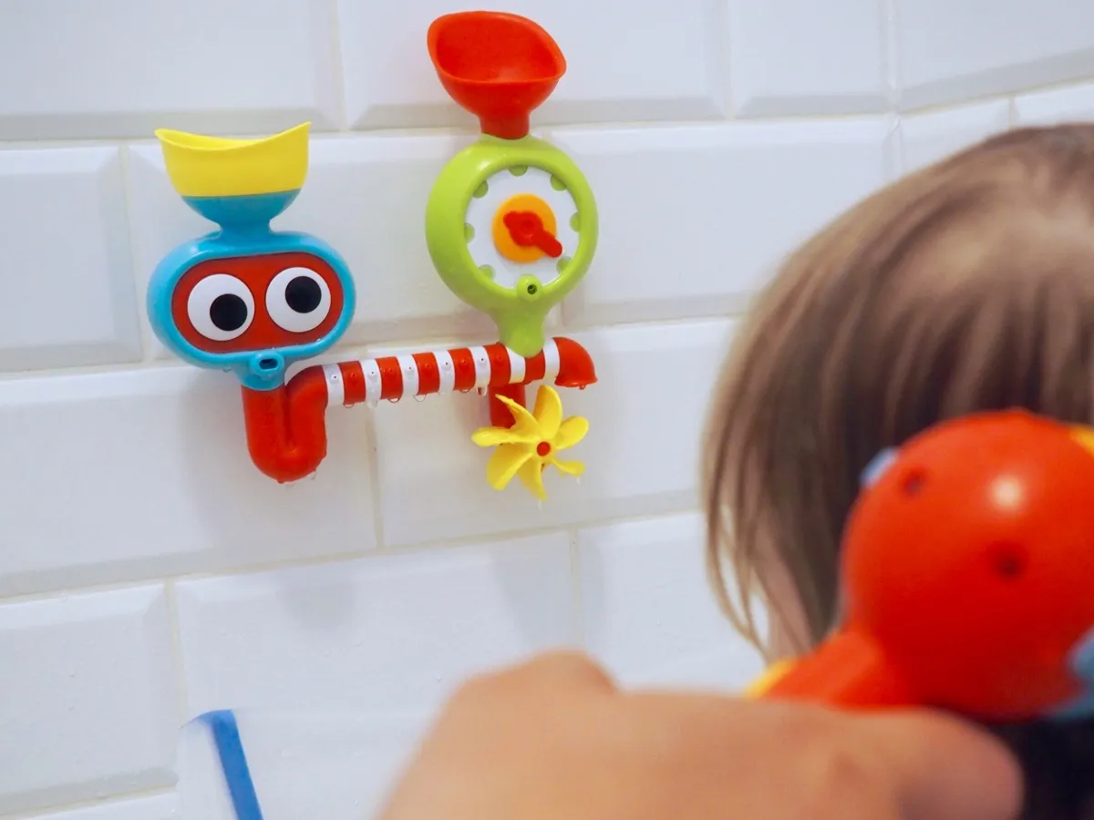 dziecko bawi się łodzią podwodną w wannie