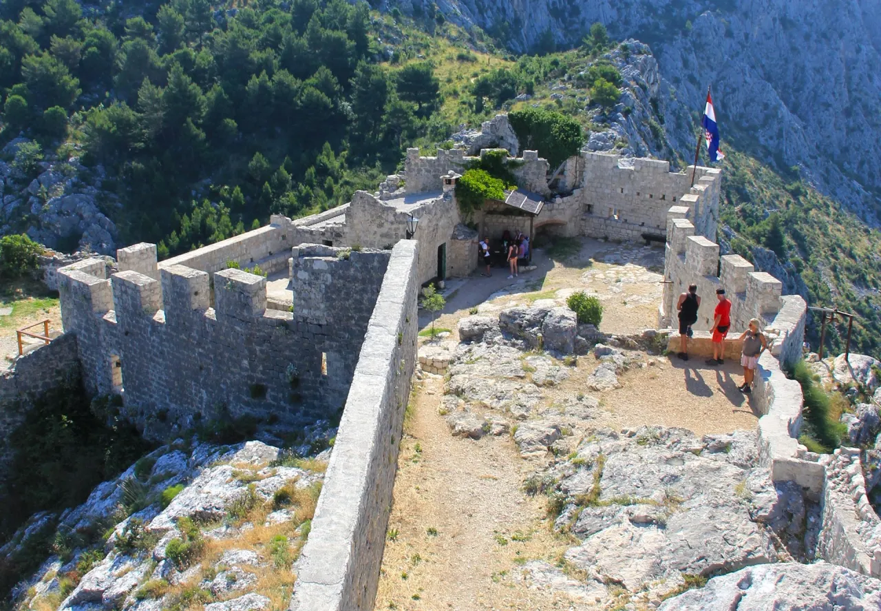 Omi&scaron; twierdze Mirabella i Starigrad