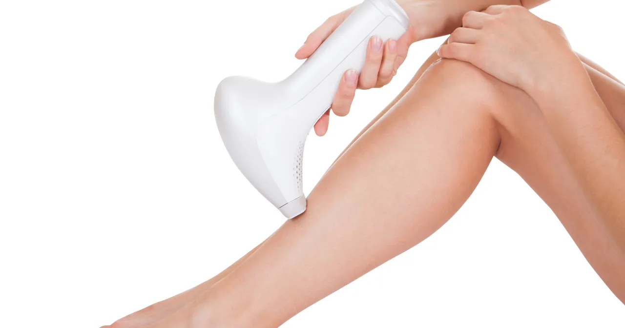 różne metody depilacji nóg porównanie, maszynka wosk depilator krem laser