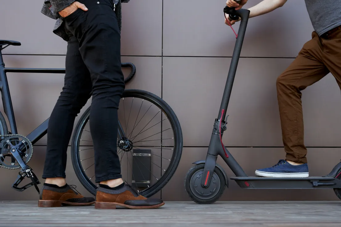 Hulajnoga elektryczna na chodniku i drodze dla rowerów porównanie