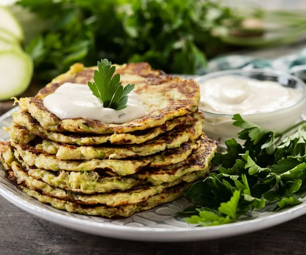 sos chimichurri i placki z cukinii