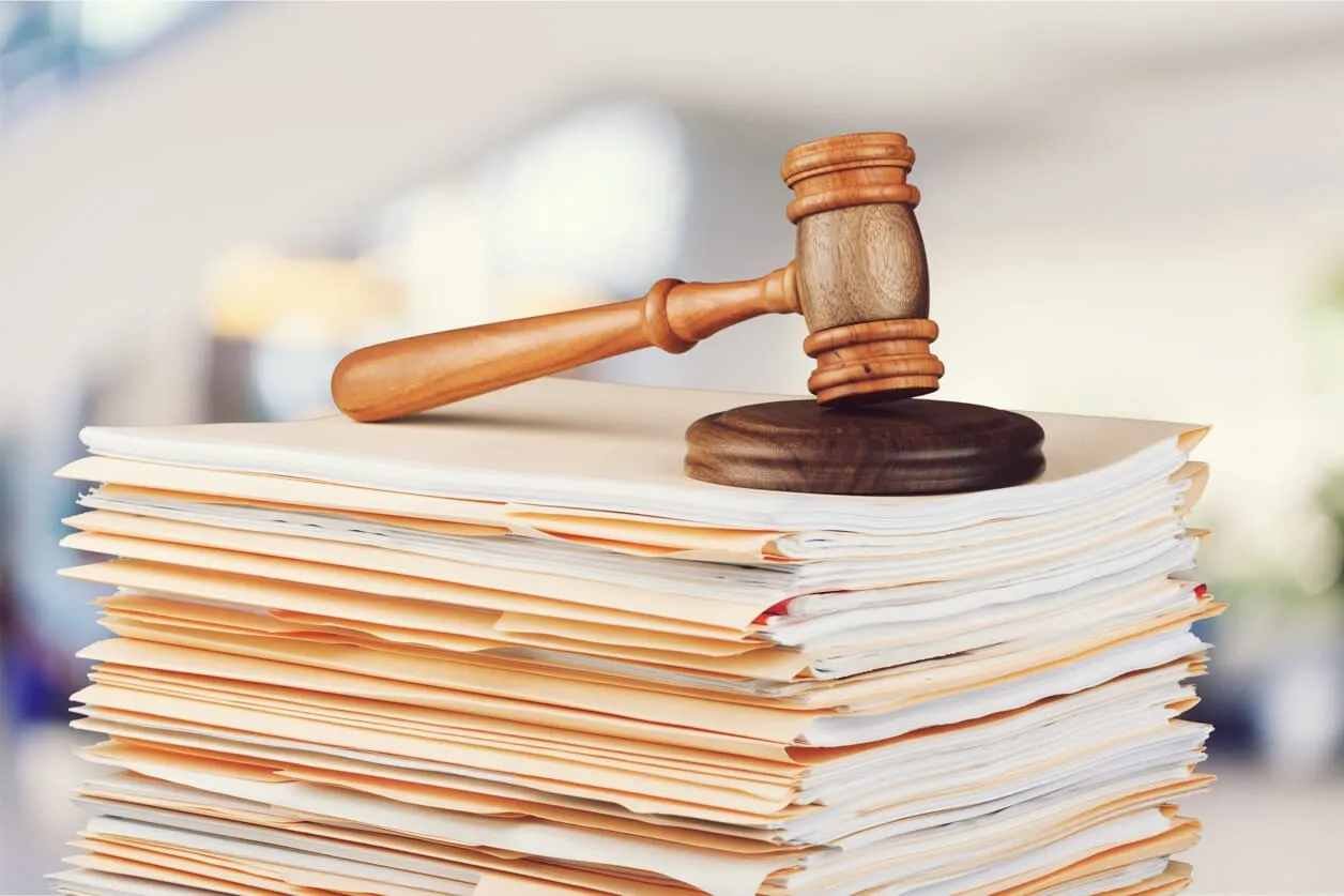 gavel i dokumenty sądowe