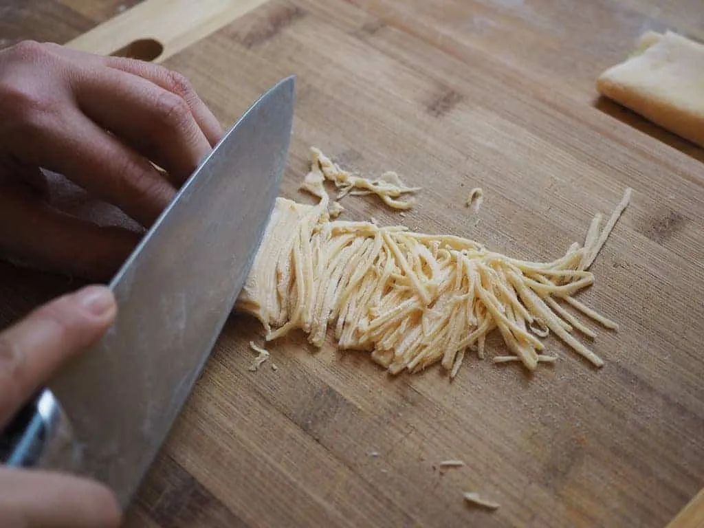 krojenie makaronu nożem na cienkie nitki