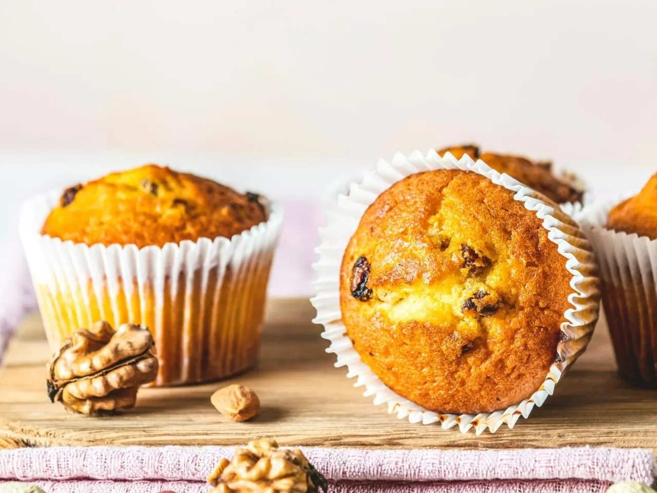 Pyszne, zdrowe muffinki z bakaliami i orzechami. Idealne na drugie śniadanie. Oto przepis na zdrowe muffinki!