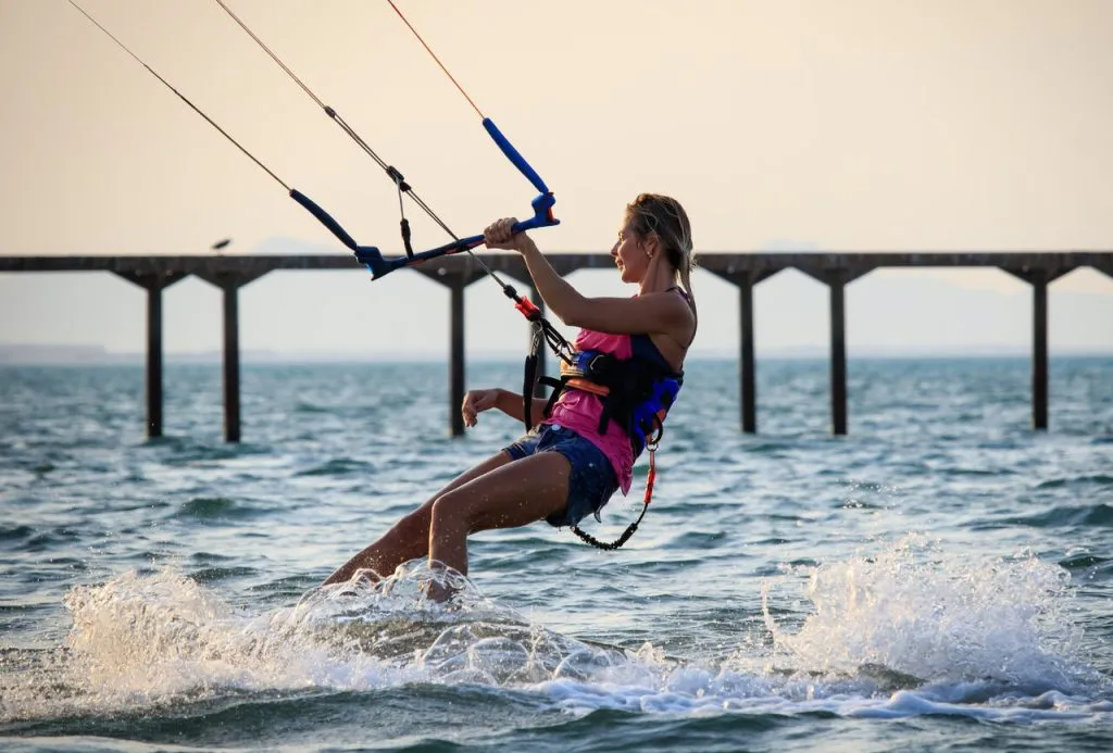 różne elementy sprzętu do kitesurfingu