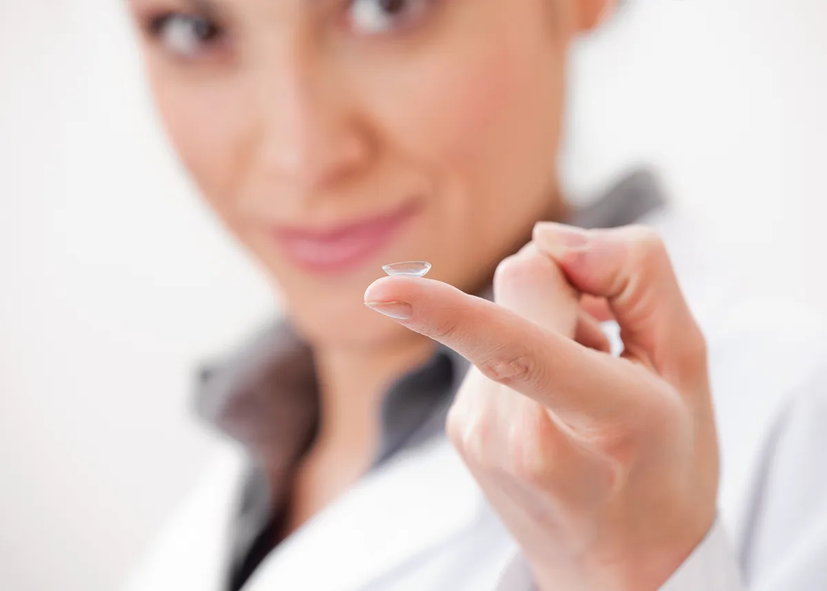 osoba aktywna fizycznie w soczewkach kontaktowych